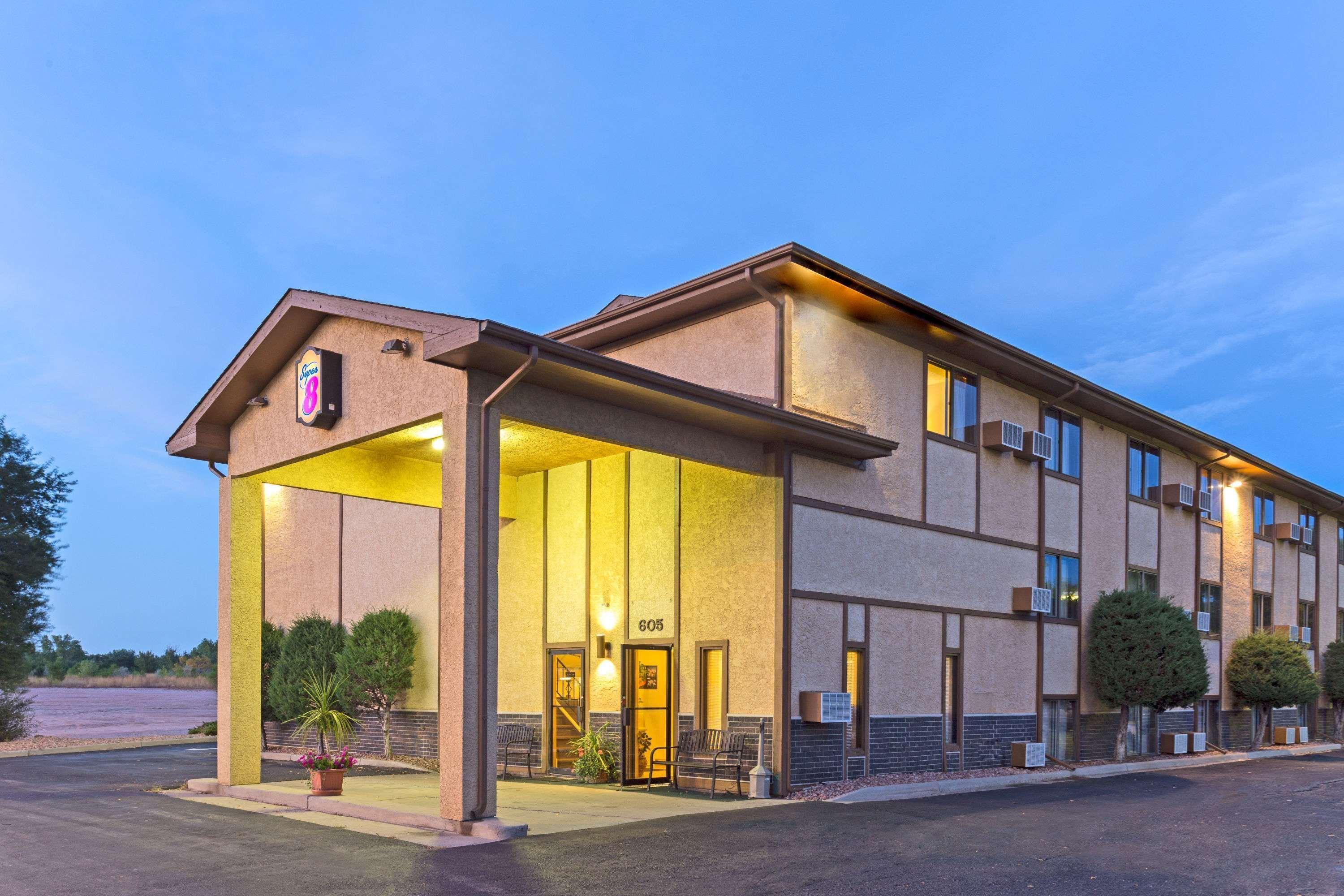 Super 8 By Wyndham Colorado Springs Peterson Space Force Cimarron Hills Eksteriør billede