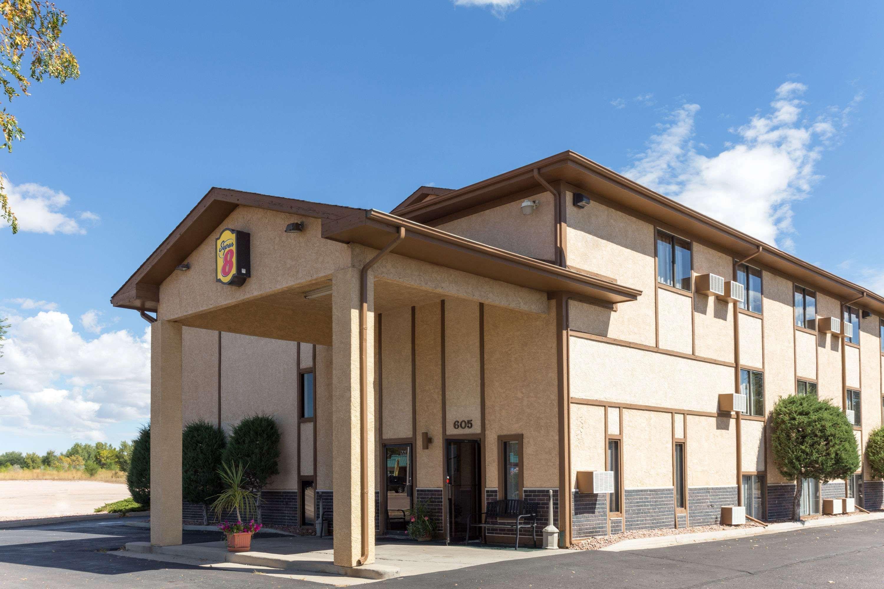 Super 8 By Wyndham Colorado Springs Peterson Space Force Cimarron Hills Eksteriør billede
